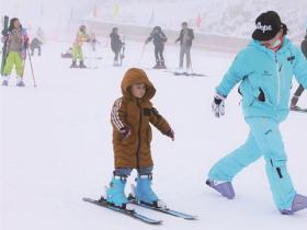 五峰國際滑雪場開門迎客 2000游客樂享冰雪激情