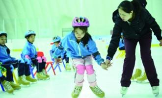 開展冰雪課程教育 培育校園冰雪教師 本市推進青少年冰雪運動普及