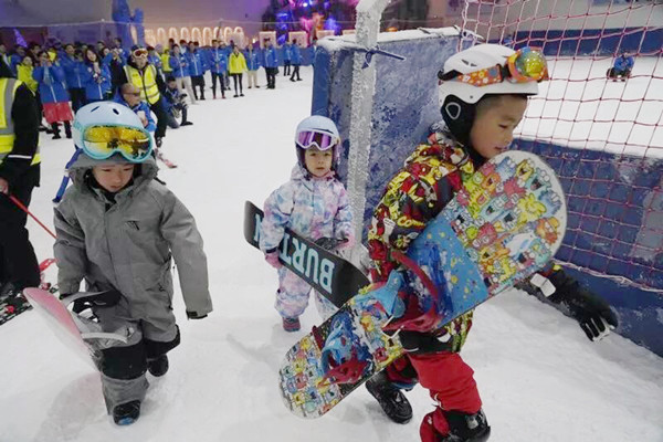 首批體驗者們正走向滑雪道