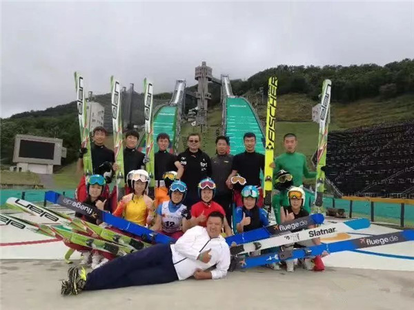 中國跳臺滑雪隊在2017年夏季日本訓練合影