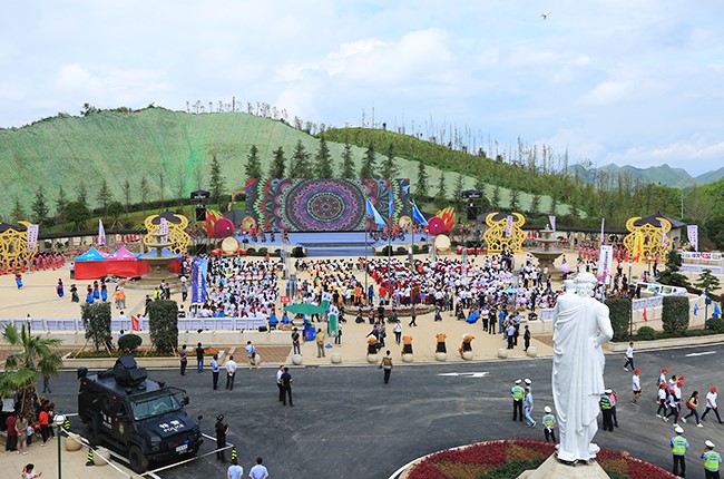 第四屆安順旅游產業發展大會在關嶺縣永寧鎮奇緣谷冰雪小鎮隆重開幕