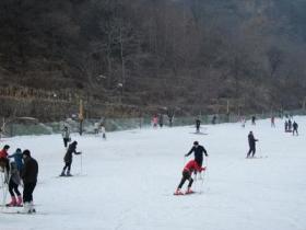 河南新鄉萬仙山郭亮滑雪場