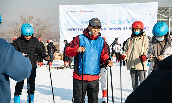 滑雪前教練帶領大家進行熱身準備