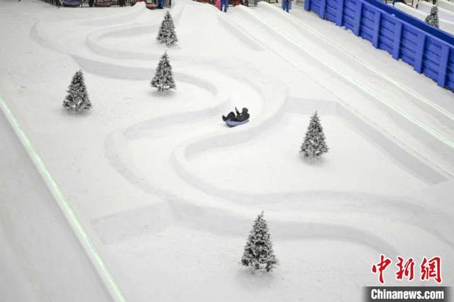 游客在歡樂雪域娛雪