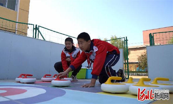 望都縣城內小學學生正在進行陸地冰壺比賽