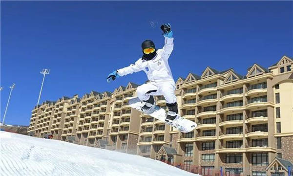 滑雪愛(ài)好者在崇禮區(qū)云頂滑雪公園