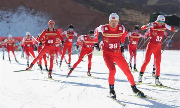 2月3日，參賽選手在2020-2021全國越野滑雪冠軍賽成年男子15公里綜合能力賽比賽中