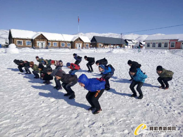 哈巴河縣鐵熱克提鄉(xiāng)牧業(yè)寄宿學(xué)校開展冰雪特色運(yùn)動(dòng)