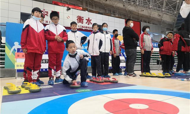 小學生運動員在進行陸地冰壺比賽