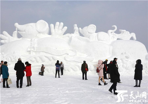 游客在新疆博斯騰湖大河口（西海漁村）景區欣賞雪雕