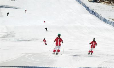 2月26日，滑雪愛好者在張家口市崇禮區太舞滑雪小鎮滑雪。