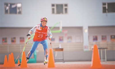 第二屆全國學校冰雪運動競賽越野滑輪項目中，小學女子組選手正奮力競速