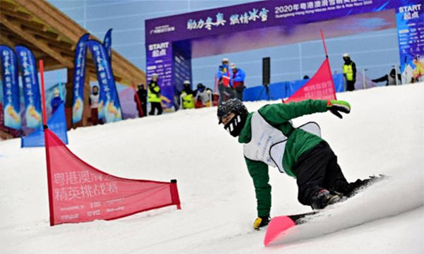 廣州融創(chuàng)雪世界舉辦的首屆“粵港澳滑雪精英挑戰(zhàn)賽”。