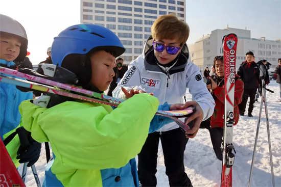 指導(dǎo)小學(xué)生滑雪