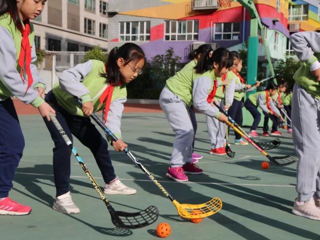 冰雪運動進校園 “奧運火炬”傳進北京中小學校園2