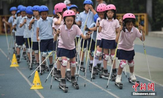 北京市中關村第三小學的學生們在校園內體驗旱地越野滑雪