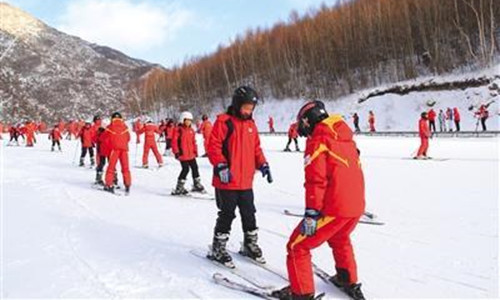 2018年雪季，西灣子小學四年級學生在萬龍滑雪場體驗滑雪課。