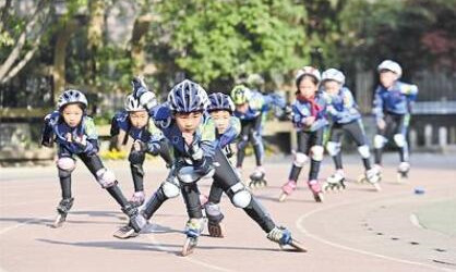 石家莊市橋西外國語小學的學生們進行輪滑練習