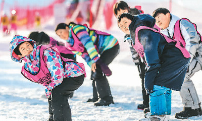 沈陽體育學院冰雪項目的小隊員在訓練前熱身