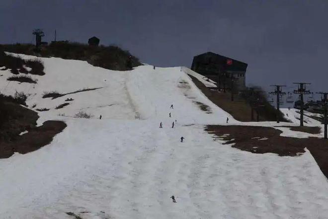 雪季最后一天，滑雪者在八方尾根滑雪場滑雪