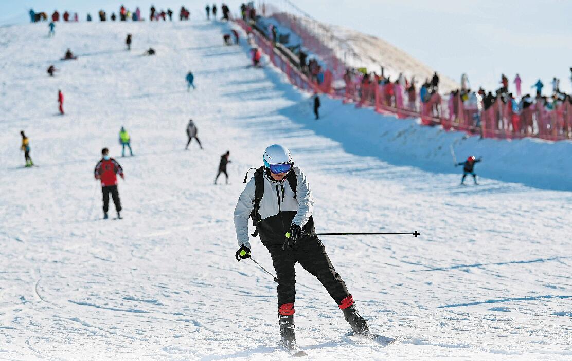 廣泛開展冰雪運動 加快發展冰雪經濟