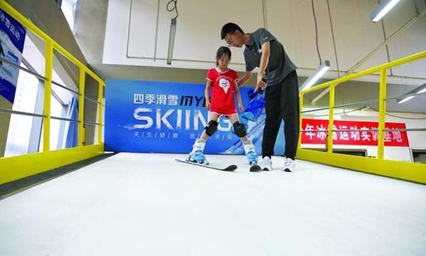 一位小朋友在包頭市青少年冰雪運動實訓基地體驗滑雪樂趣