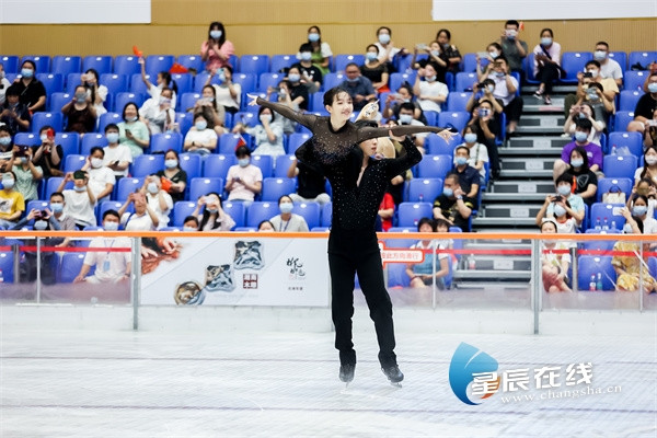 國內頂尖男單花滑運動員現場表演