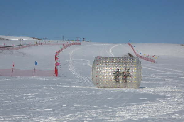 11月26日，昭蘇縣滑雪場開門迎客，游客在游玩娛樂項目