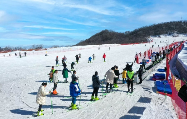 漢中龍頭山景區迎來滑雪熱